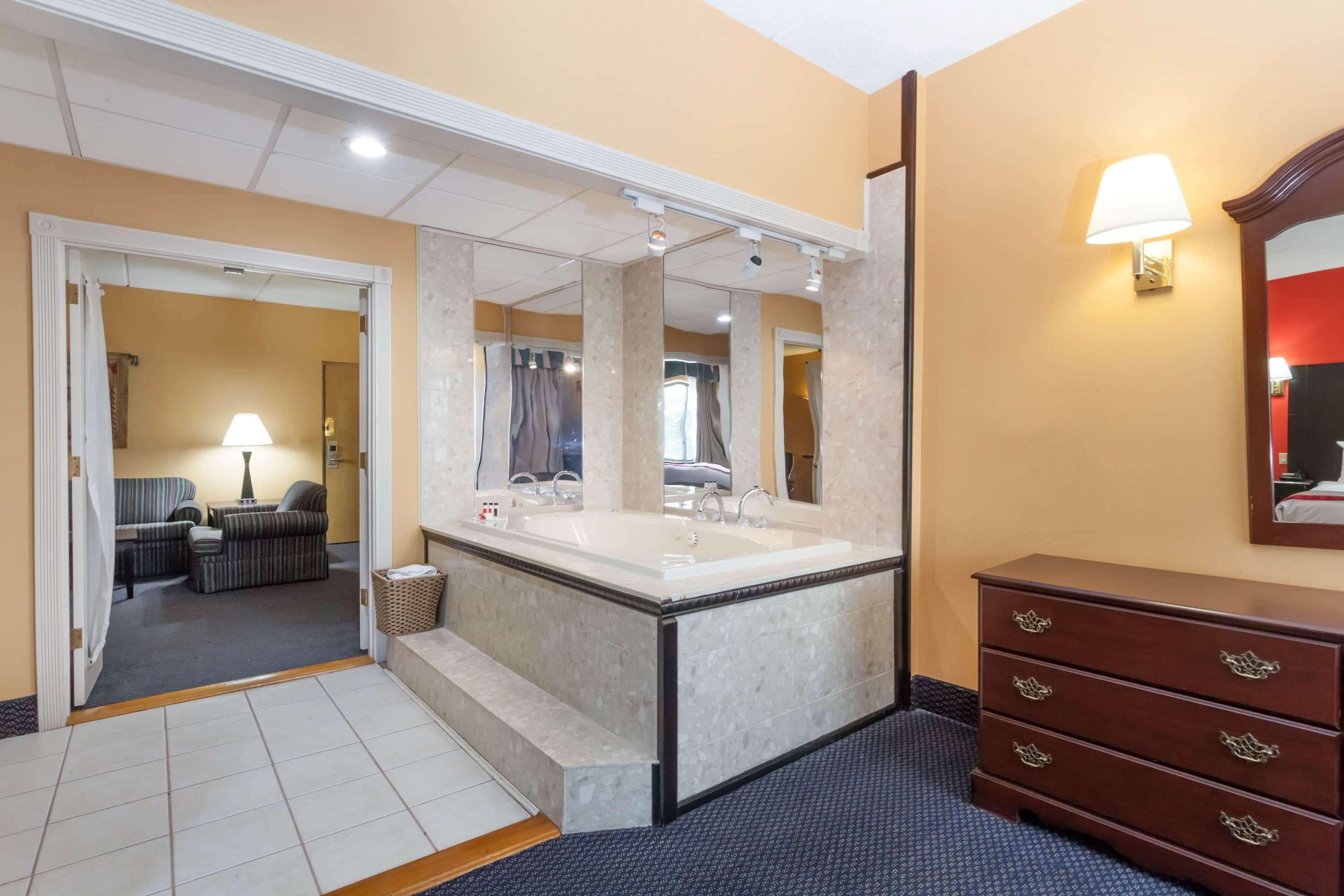 Ramada By Wyndham Newburgh/West Point Hotel Екстериор снимка