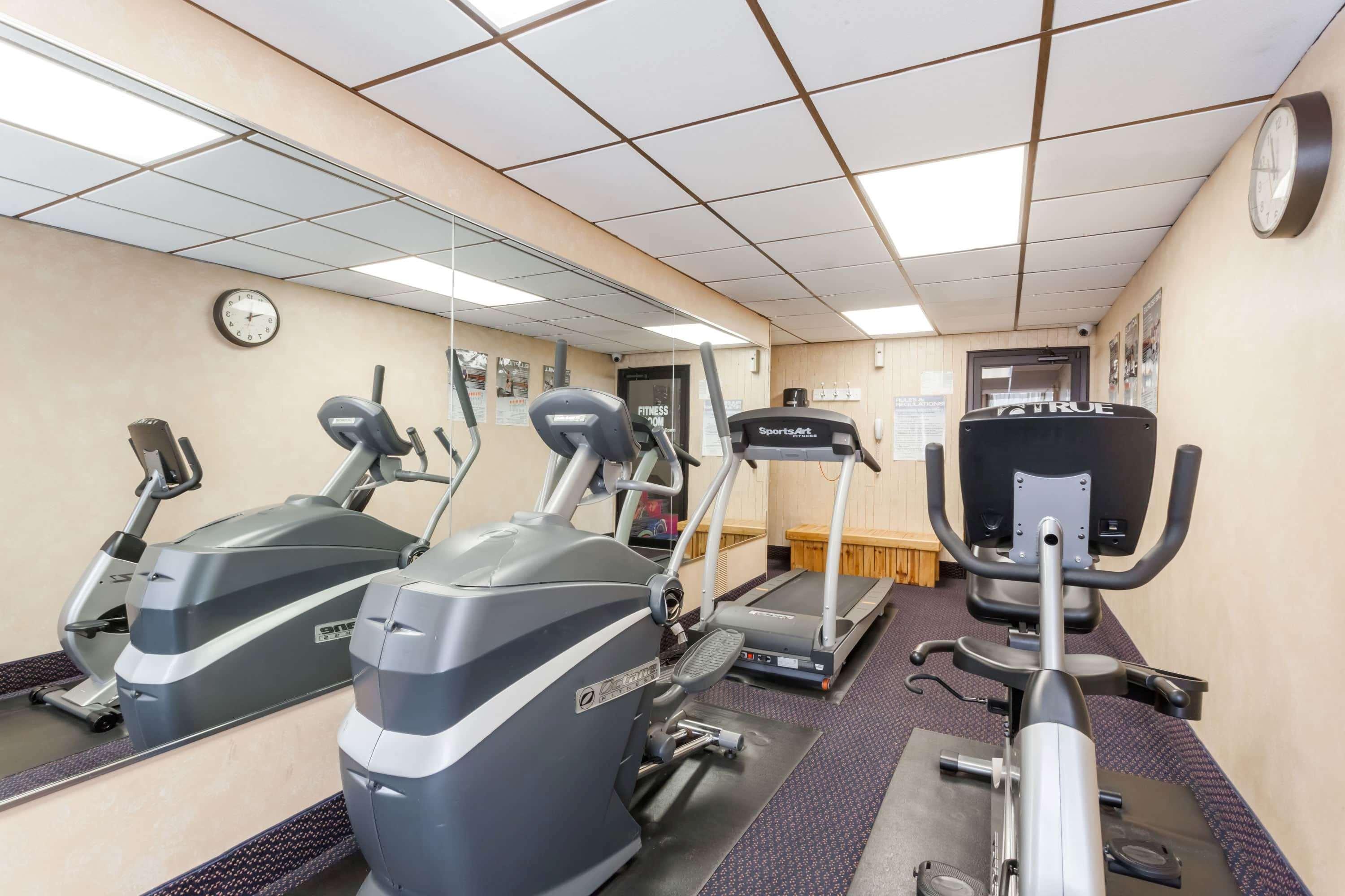 Ramada By Wyndham Newburgh/West Point Hotel Екстериор снимка