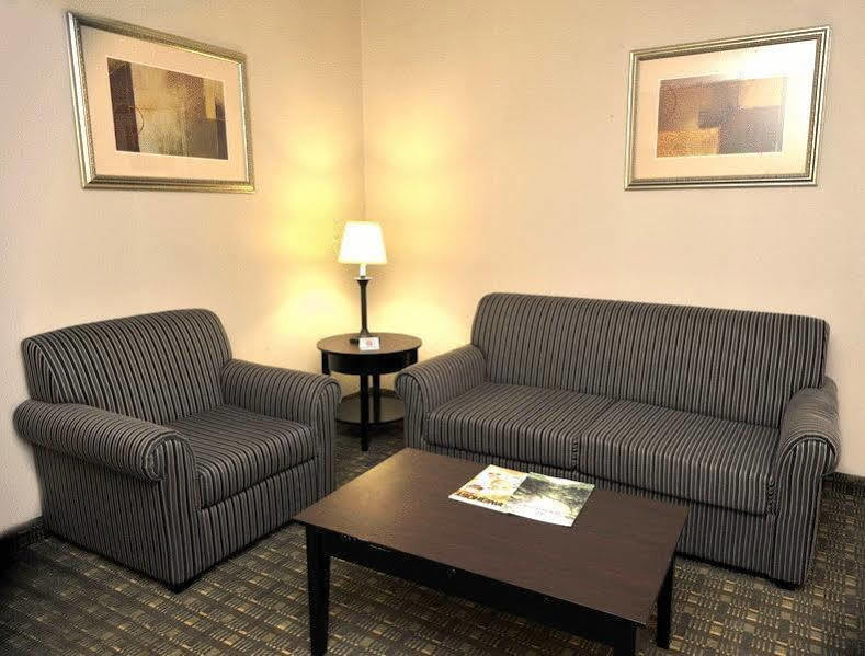Ramada By Wyndham Newburgh/West Point Hotel Екстериор снимка